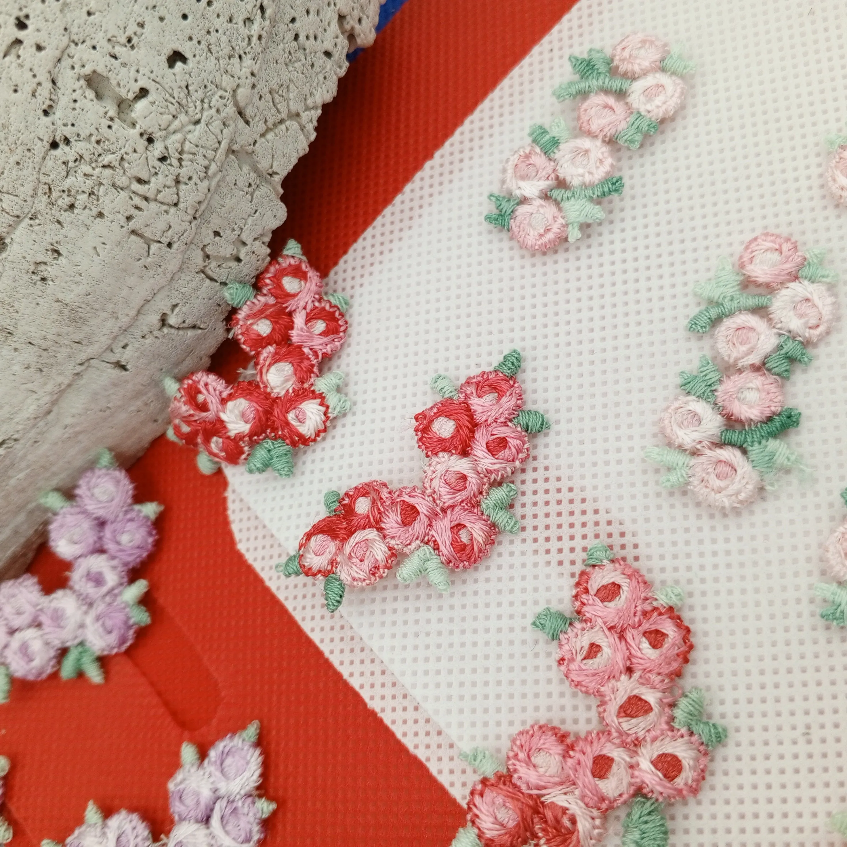 30 pieces FLORAL VINTAGE appliques purple green red pink flower Patches #146