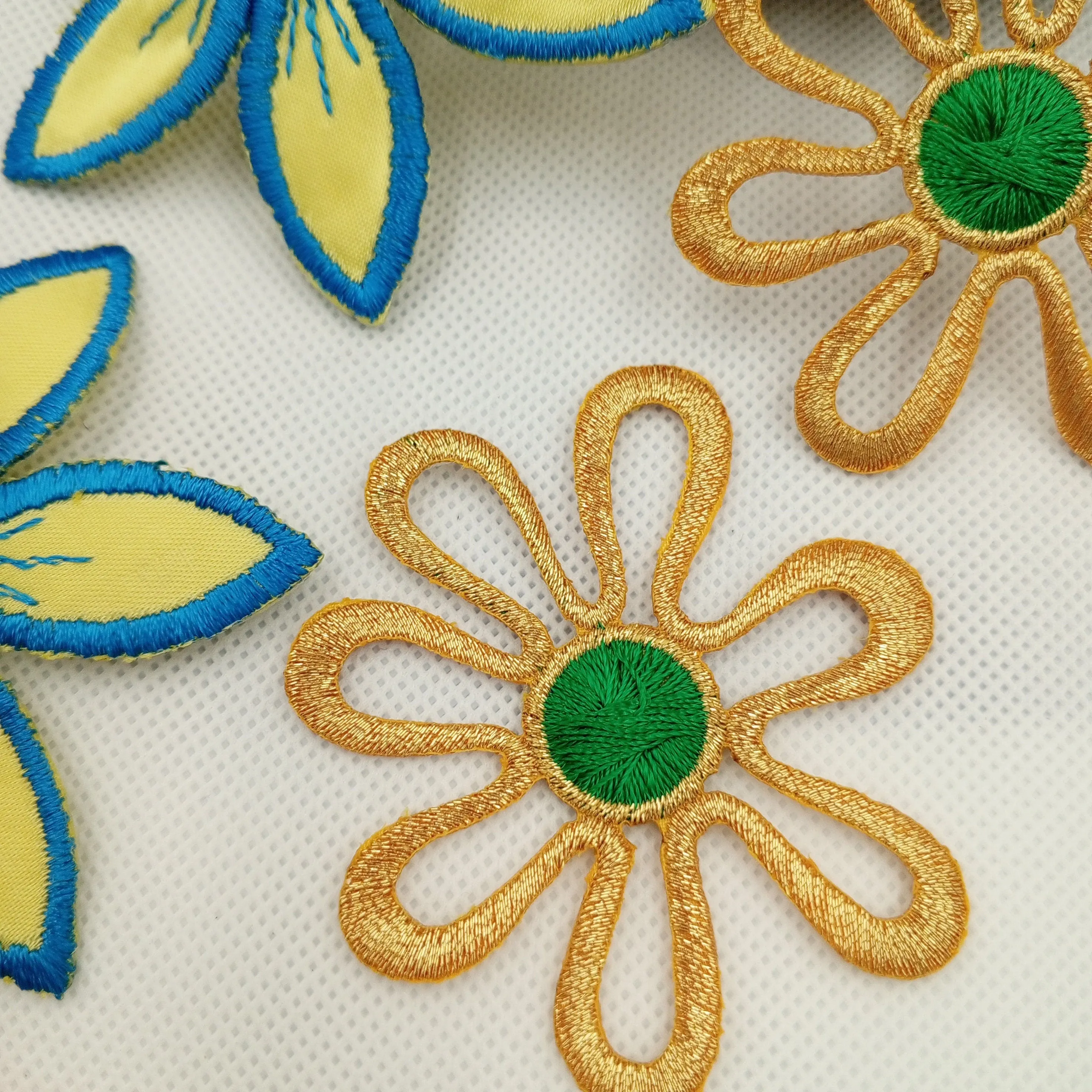 4 pieces FLORAL VINTAGE appliques metallic gold emerald green blue yellow flower Patches #132