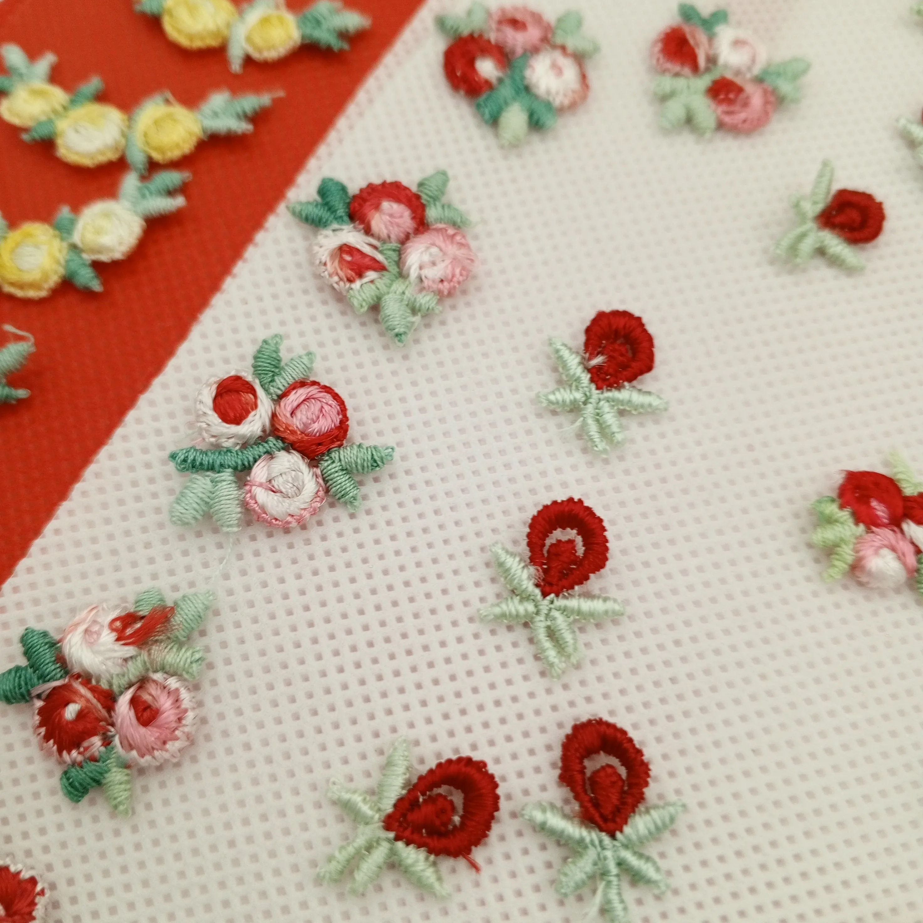 40 pieces FLORAL VINTAGE appliques red light green pink white yellow flower Patches #144