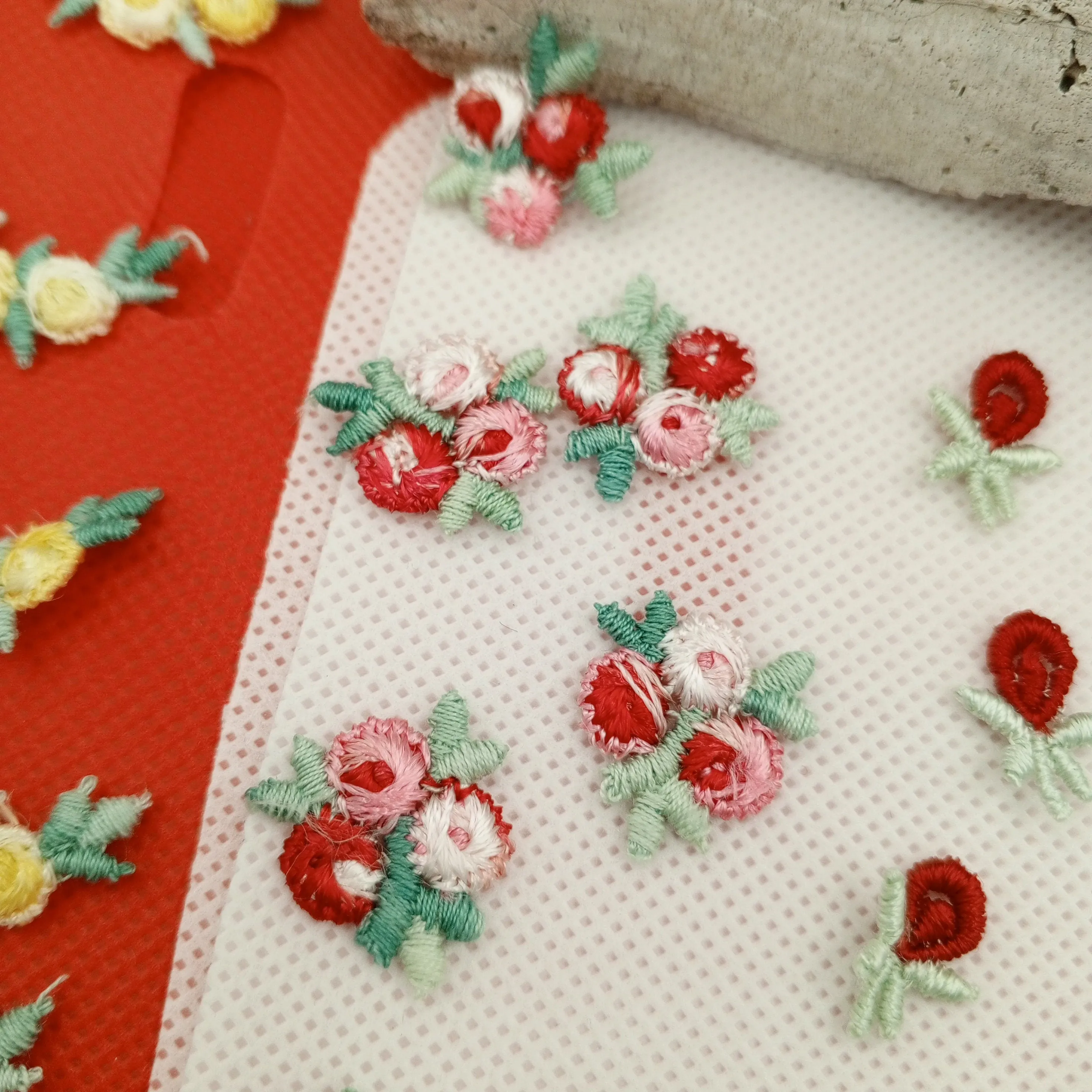 40 pieces FLORAL VINTAGE appliques red light green pink white yellow flower Patches #144