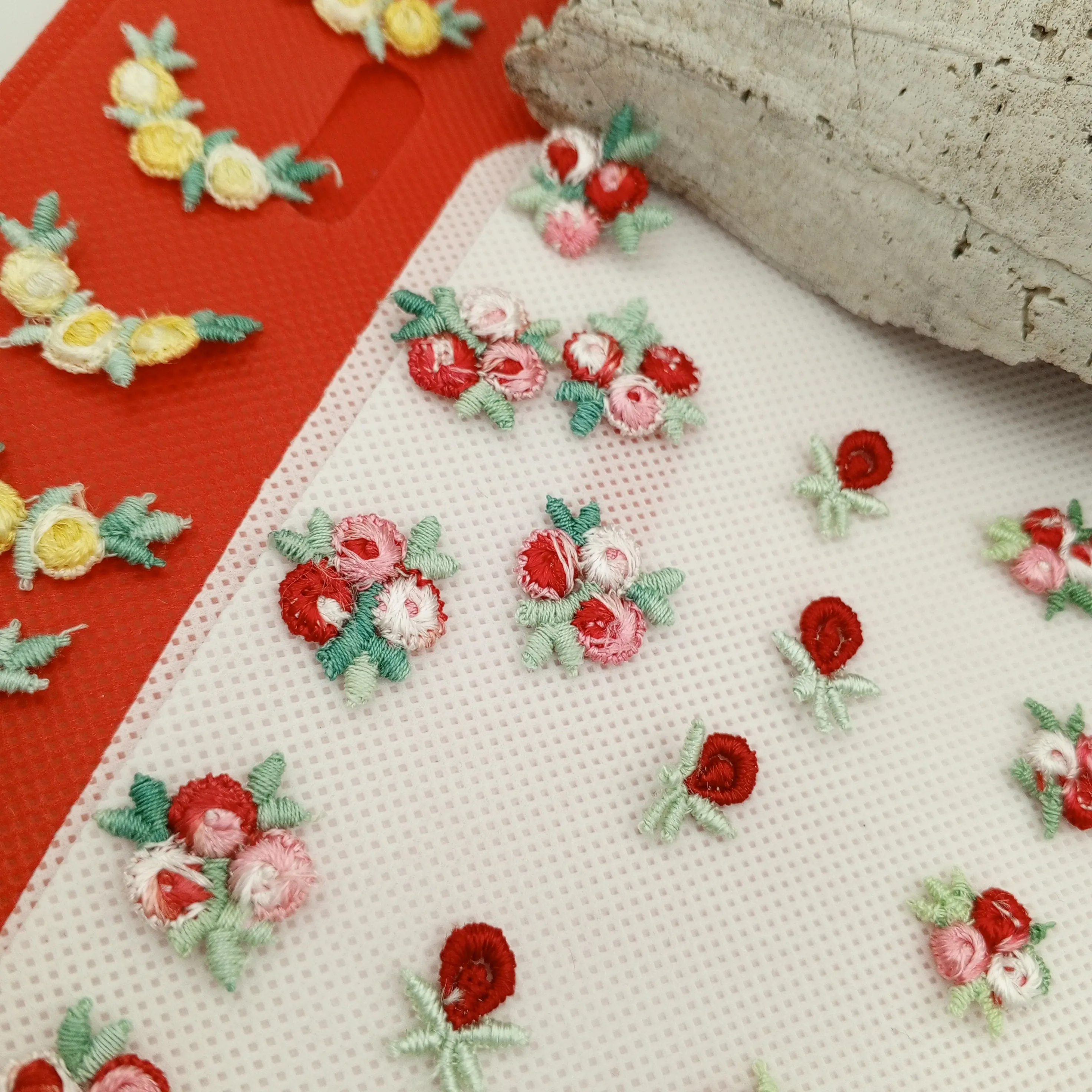 40 pieces FLORAL VINTAGE appliques red light green pink white yellow flower Patches #144