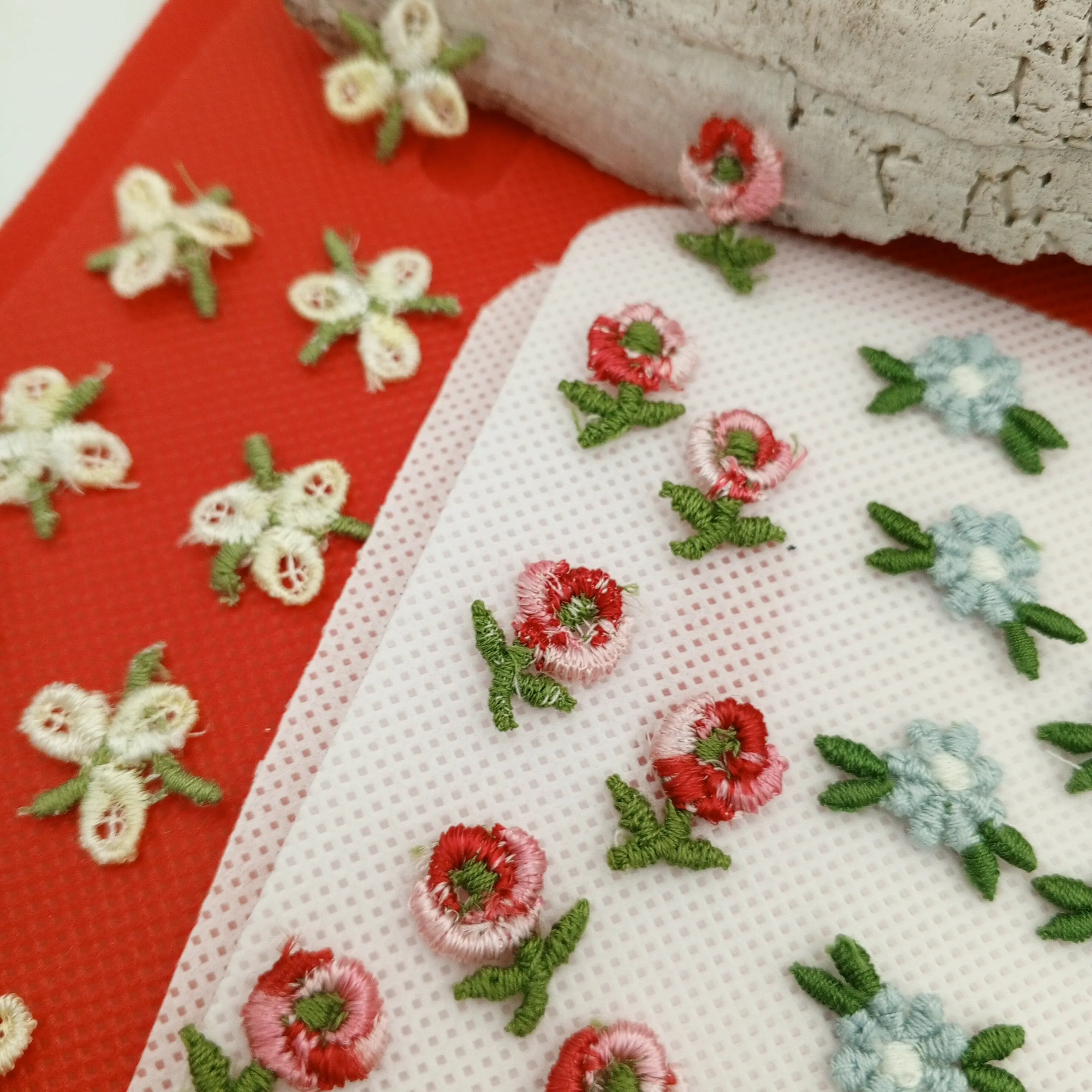 50 pieces FLORAL VINTAGE appliques blue white green pastel green pink red flower Patches #150