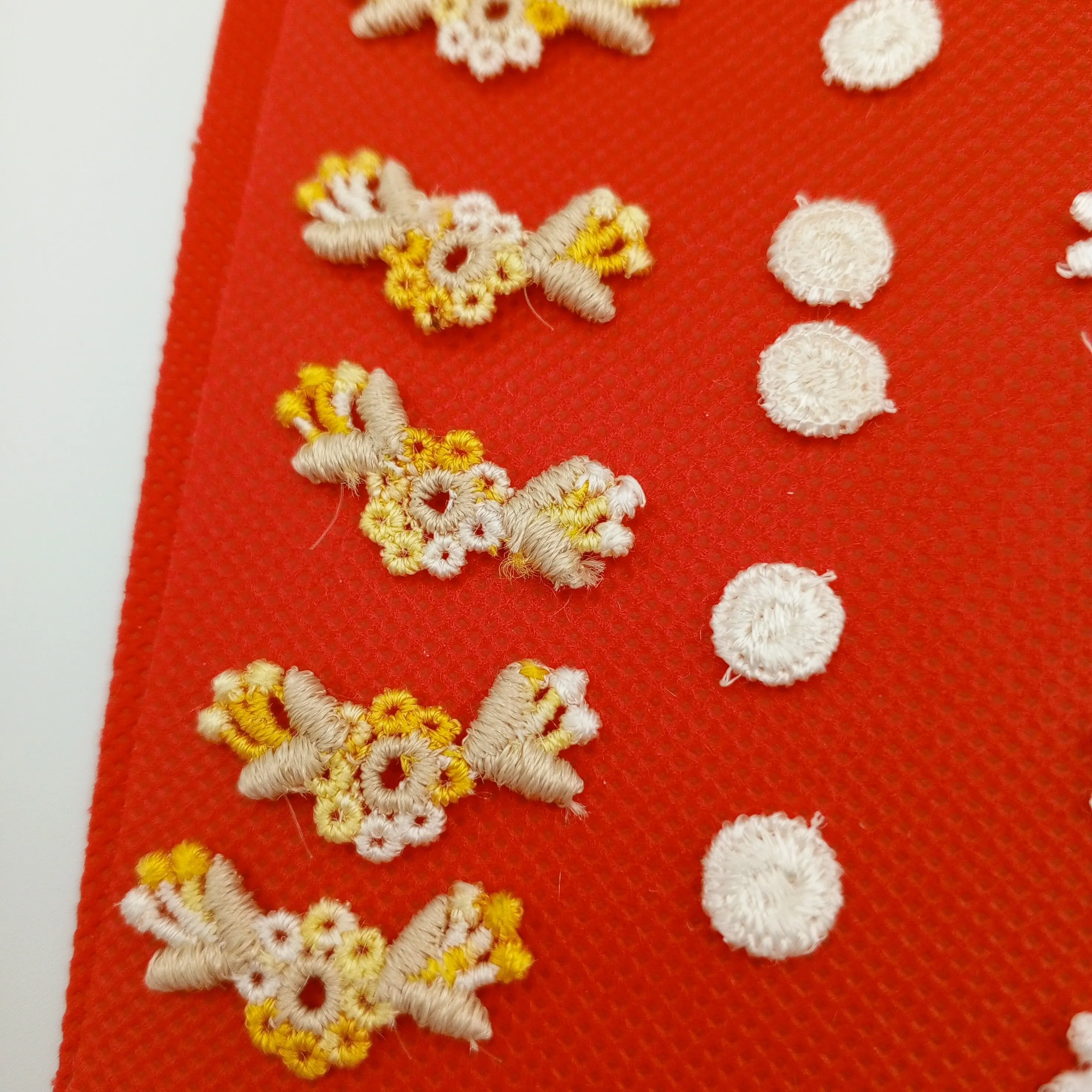 50 pieces FLORAL VINTAGE appliques white red pink yellow flower Patches #151