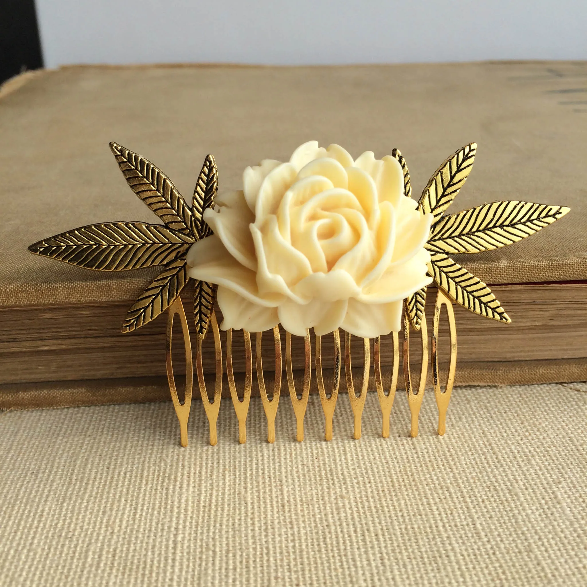 Cabbage Rose Weed Comb - Gold & Ivory