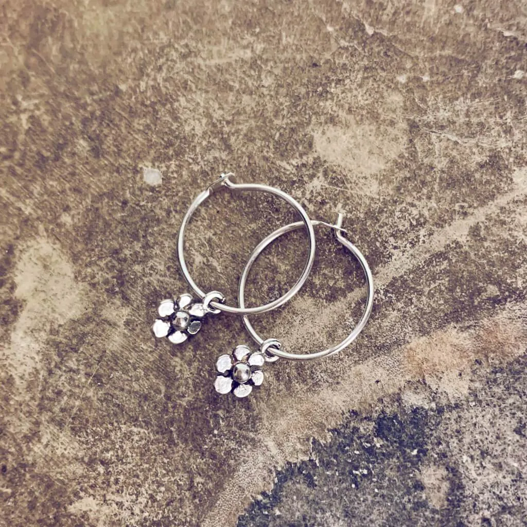 daisy // teeny tiny sterling silver daisy flower sleeper earrings⁣