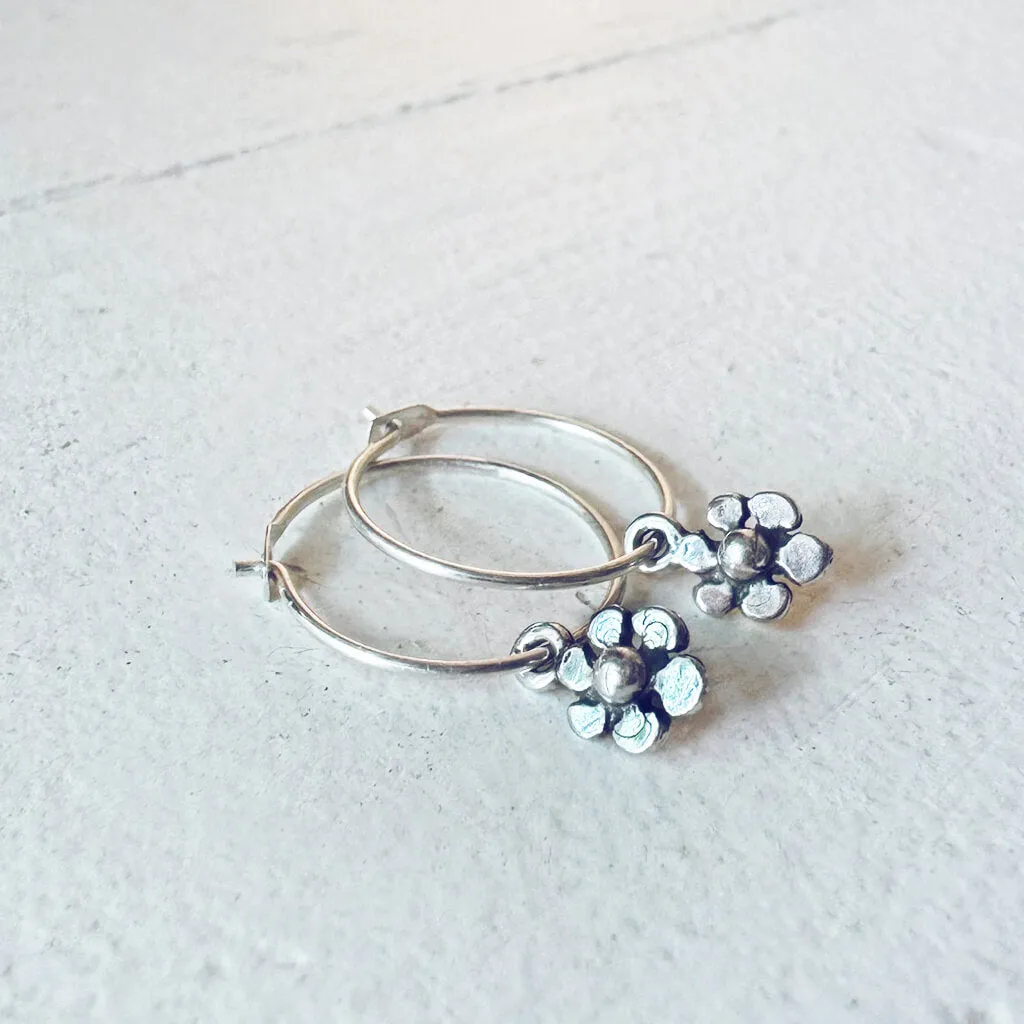 daisy // teeny tiny sterling silver daisy flower sleeper earrings⁣