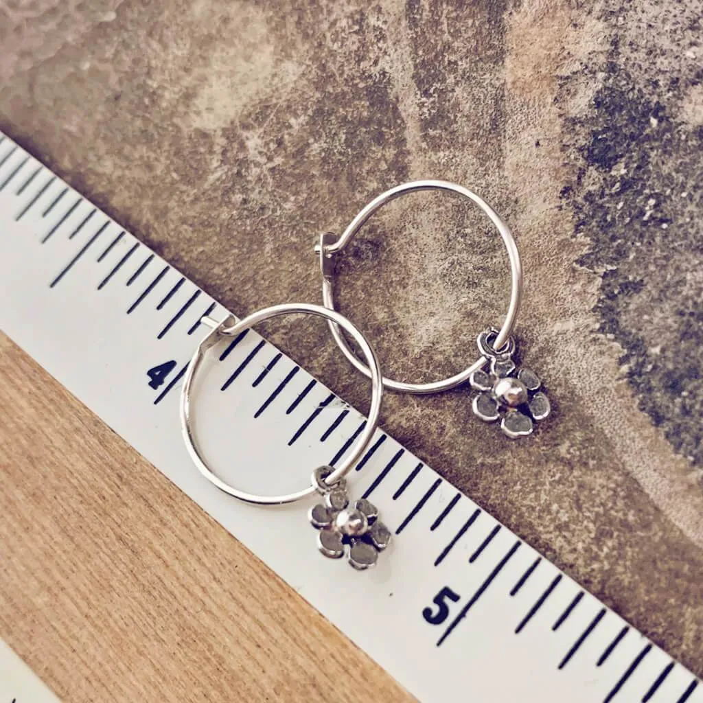 daisy // teeny tiny sterling silver daisy flower sleeper earrings⁣