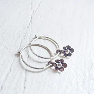 daisy // teeny tiny sterling silver daisy flower sleeper earrings⁣