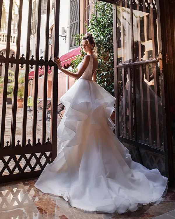 Delicate 2019 Wedding Dresses with V-Neckline Beaded A line Modest Bridal Gowns Organza Ruffles
