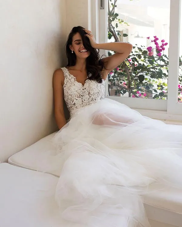Delicate Lace Wedding Dresses with Flowers V-Neck Tulle 2018 A-line Beach Wedding Gowns New Style