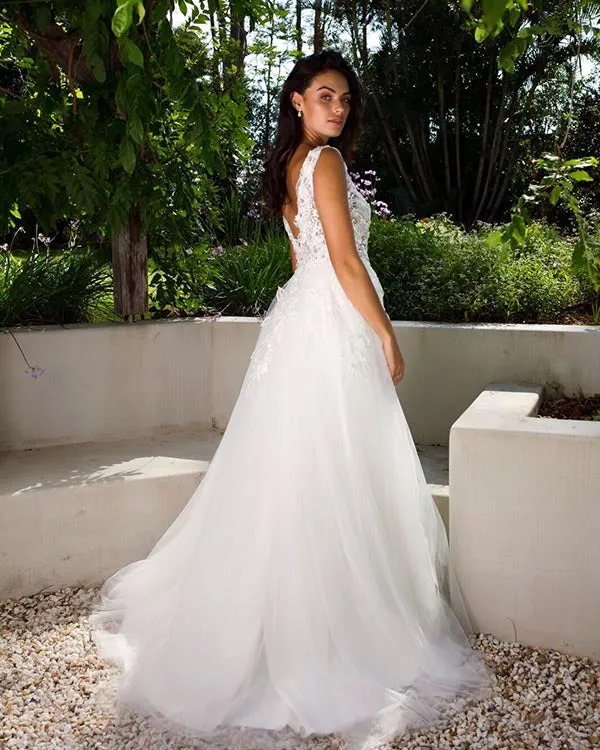 Delicate Lace Wedding Dresses with Flowers V-Neck Tulle 2018 A-line Beach Wedding Gowns New Style