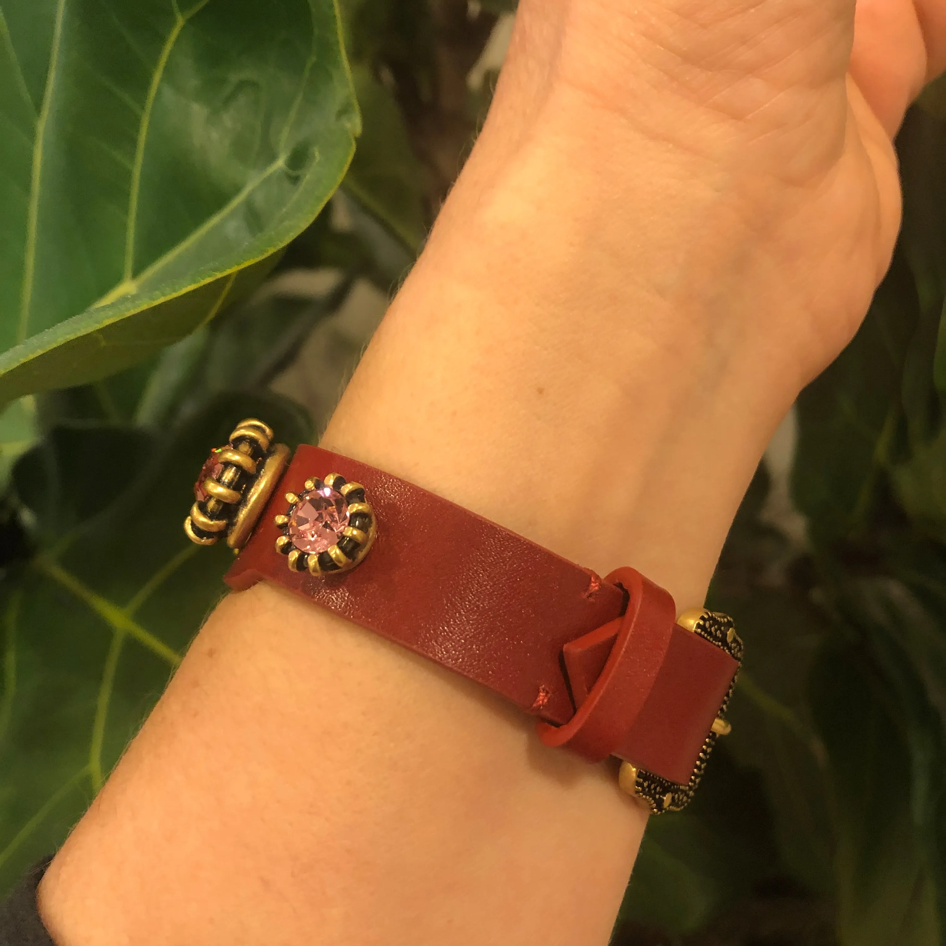Gucci Crystal Feline Head Leather Bracelet in Red