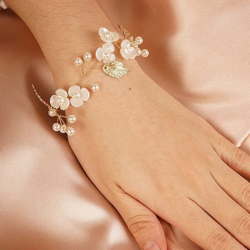 Off White Flower Bridal Bracelet, Wedding Floral Pearl Wire Bracelet, Bridesmaid Small Flower Bracelet, Prom Party Wire Bracelet