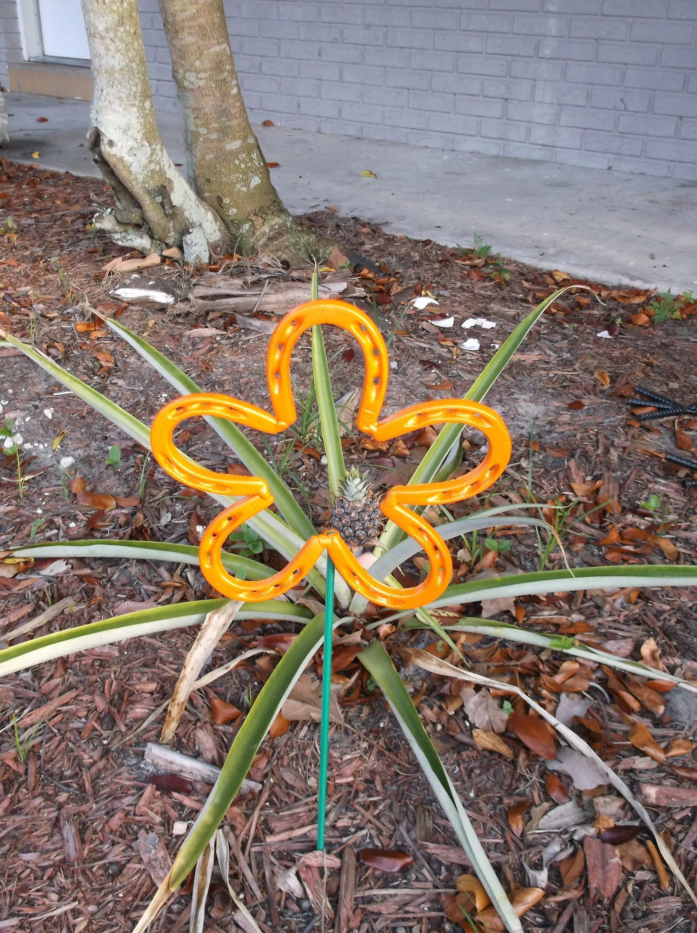 Orange Horseshoe Flower, Metal  Garden Stake, Spring Yard Art, Lucky Horseshoe