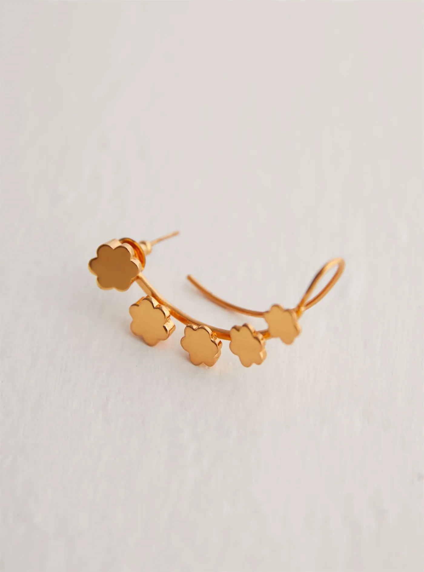 Outhouse   I   Oh Poppi Mulberry Street Clump Earcuff Brass, Gold Accessories OHAW21EC401