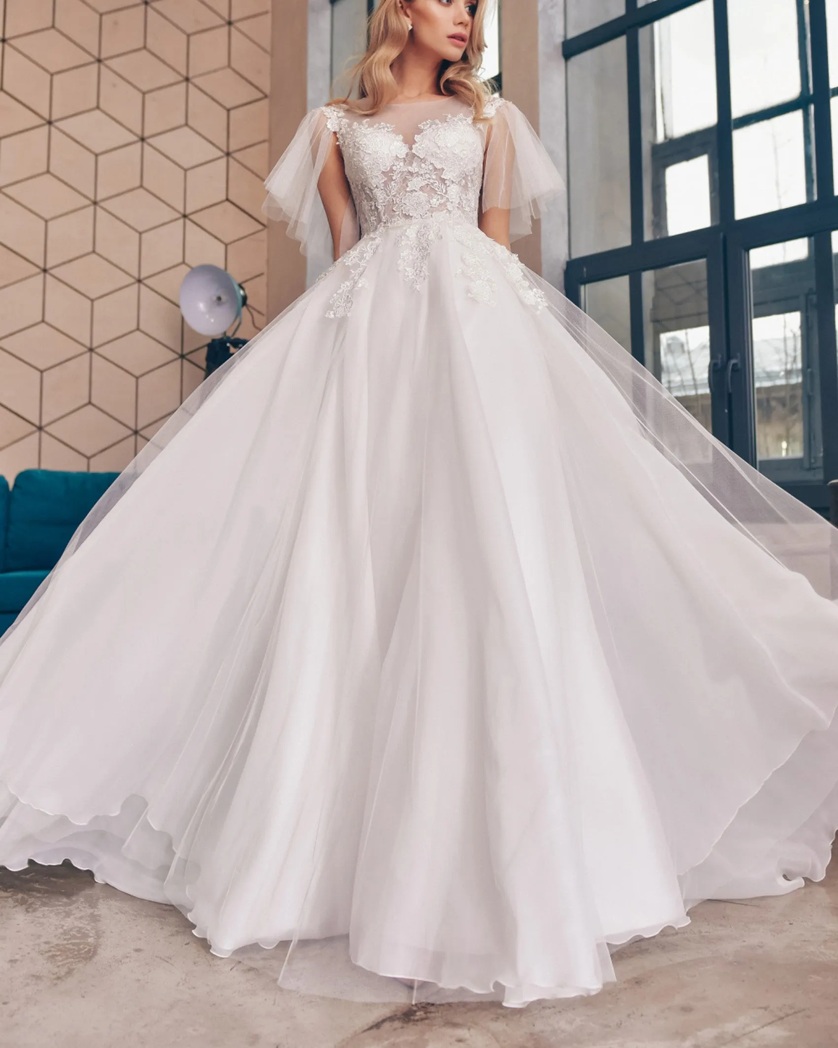 Romantic Tulle Wedding Dresses Lace Tulle Butterfly Sleeves Sheer O-Neckline A-line Bridal Gowns Outdoors