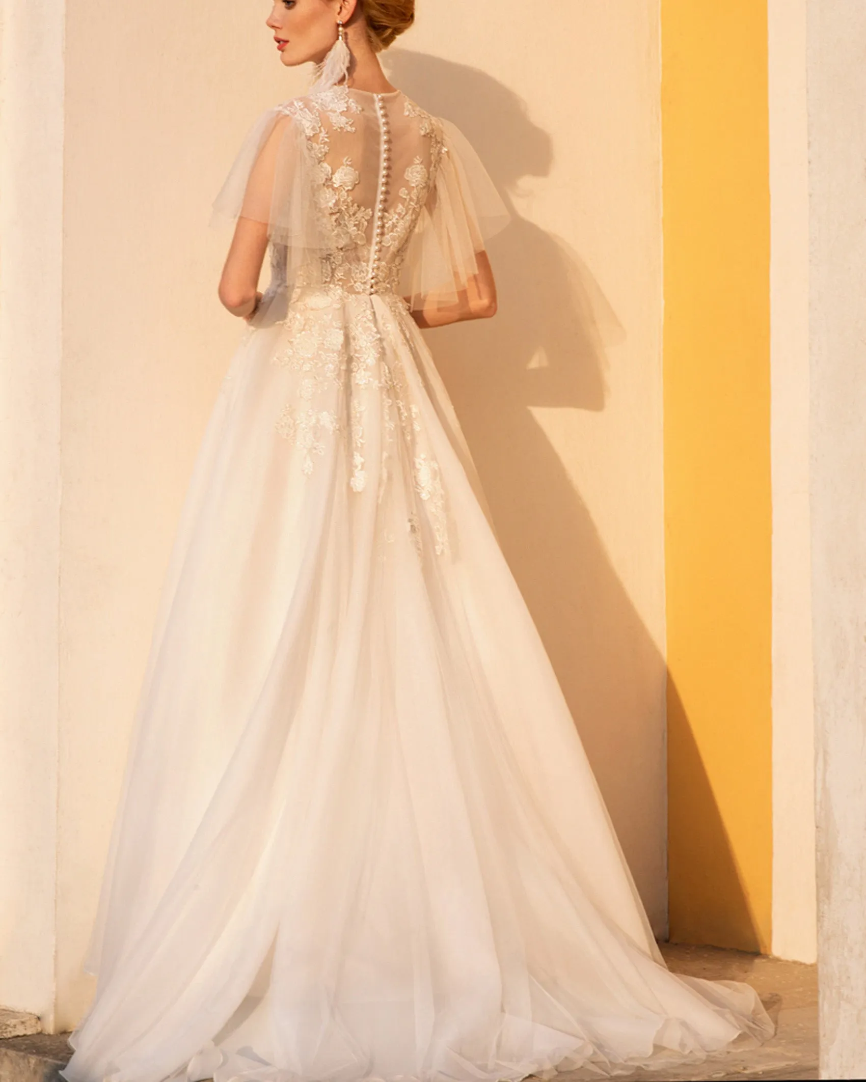 Romantic Tulle Wedding Dresses Lace Tulle Butterfly Sleeves Sheer O-Neckline A-line Bridal Gowns Outdoors