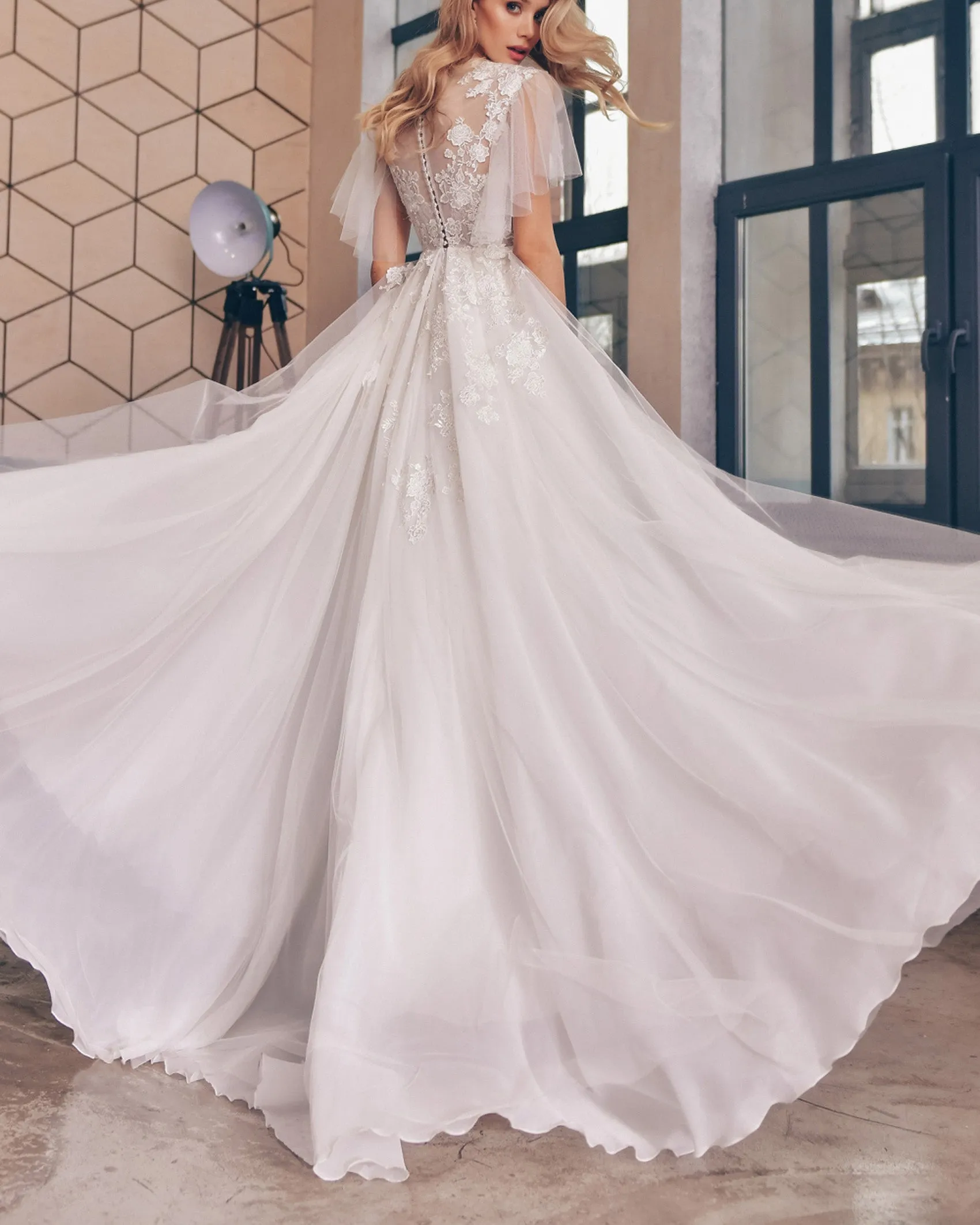 Romantic Tulle Wedding Dresses Lace Tulle Butterfly Sleeves Sheer O-Neckline A-line Bridal Gowns Outdoors
