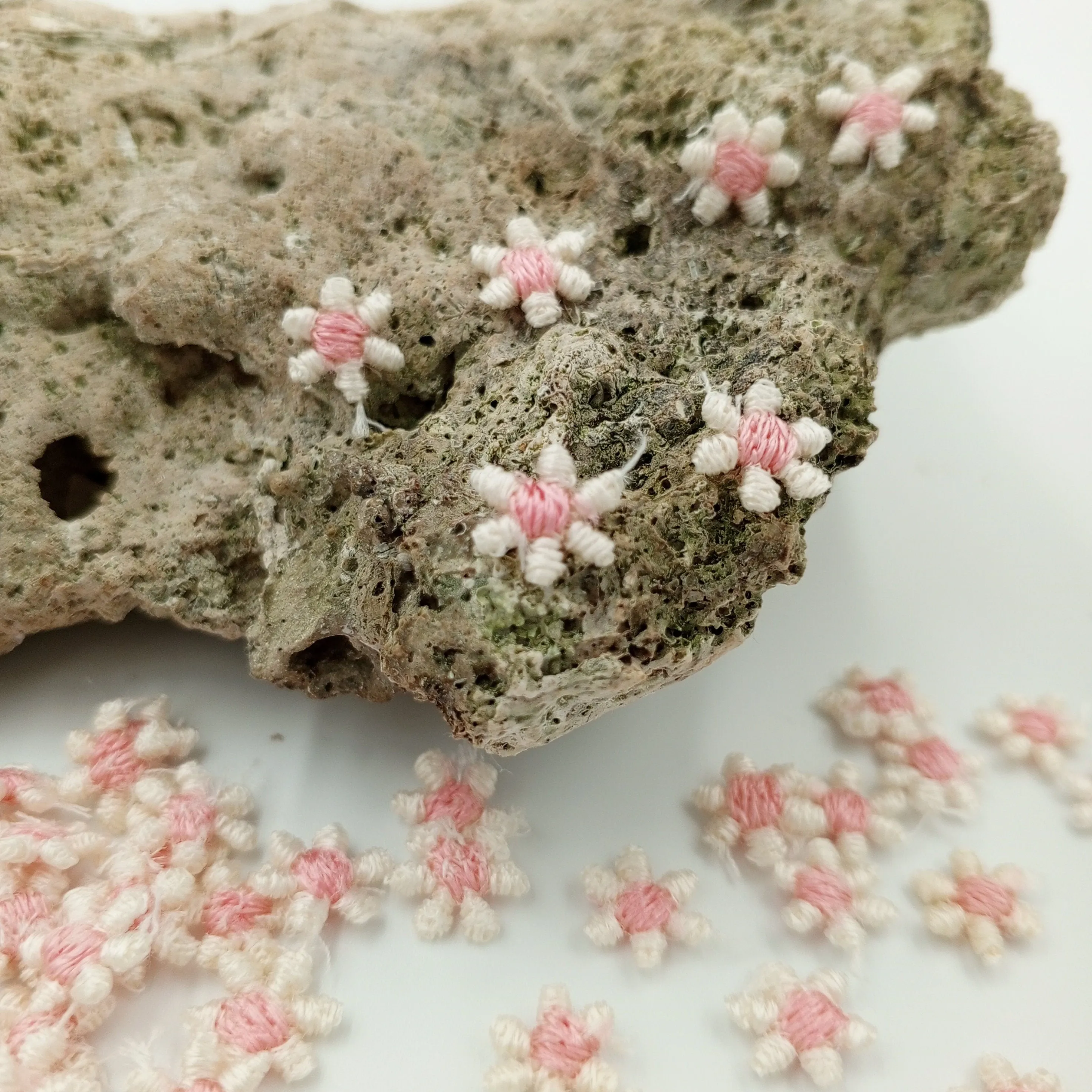 VINTAGE appliques cute tiny pink white flower embroidery Patches #327