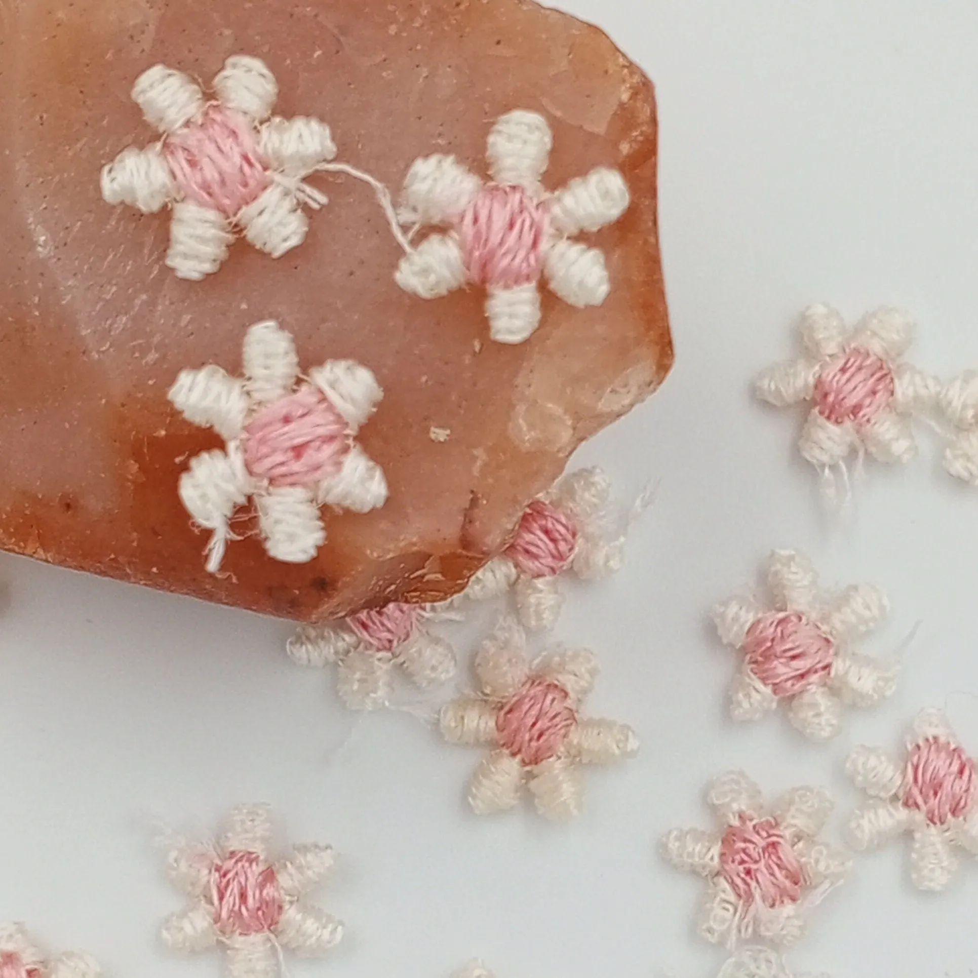 VINTAGE appliques cute tiny pink white flower embroidery Patches #327